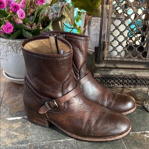 Frye Lynn brown zipper boot 8
